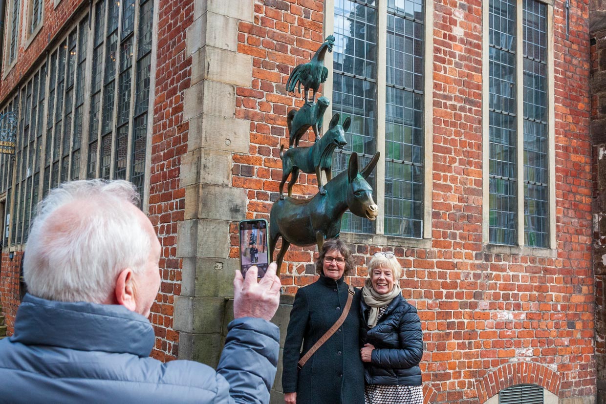 Absolut instagramable, Uta und Karin vor den Bremer Stadtmusikanten