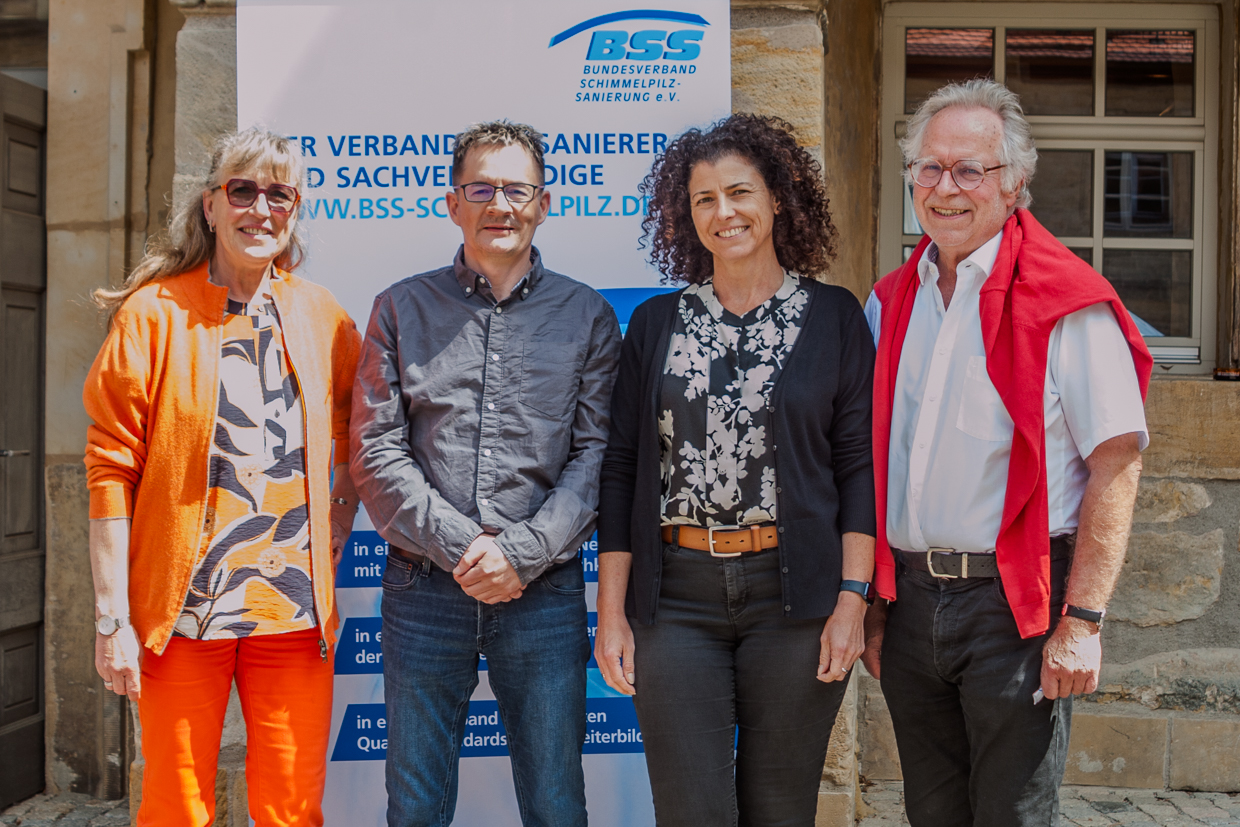 Karin E. Götz, Stefan Betz und Carmen Gohl als neugewählter Vorstand 2026 mit Dr. Wolfgang Lorenz (v.l.n.r.)