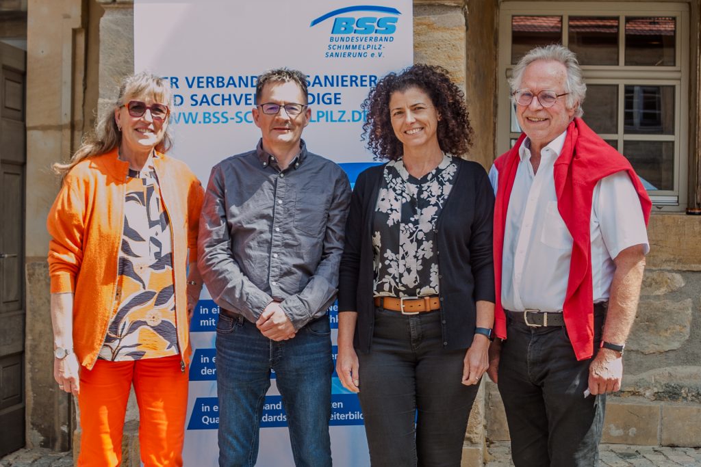 Karin E. Götz, Stefan Betz und Carmen Gohl als neugewählter Vorstand 2026 hier mit Dr. Wolfgang Lorenz (v.l.n.r.)
