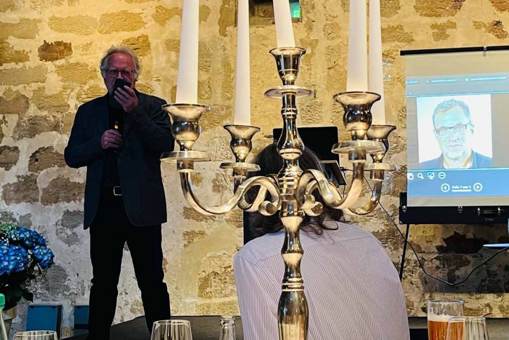 Dr. Wolfgang Lorenz moderiert durch die Abendveranstaltung der Jahreshauptversammlung 2026 in Thurnau